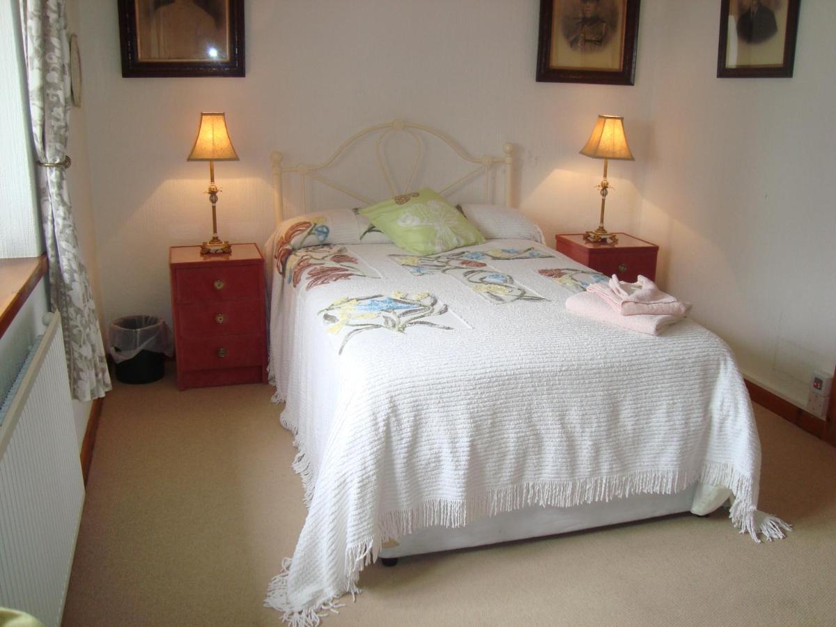 The Farmhouse Lochmeyler Bed & Breakfast Llandeloy Room photo